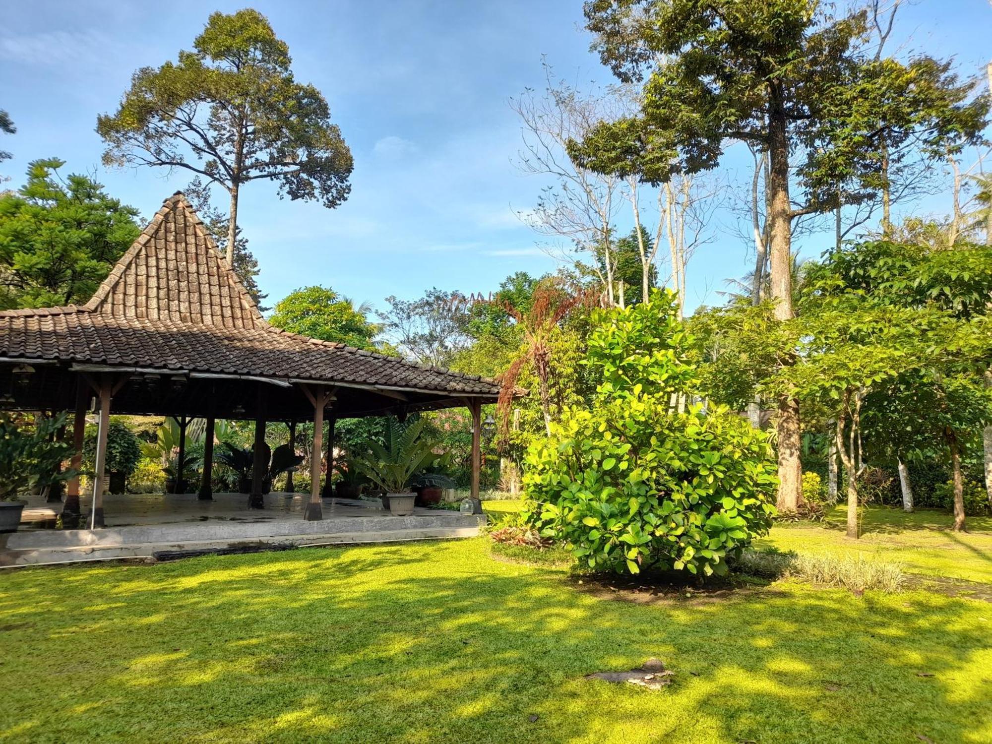 Hotel Ndalem Nitihardjan Magelang Esterno foto