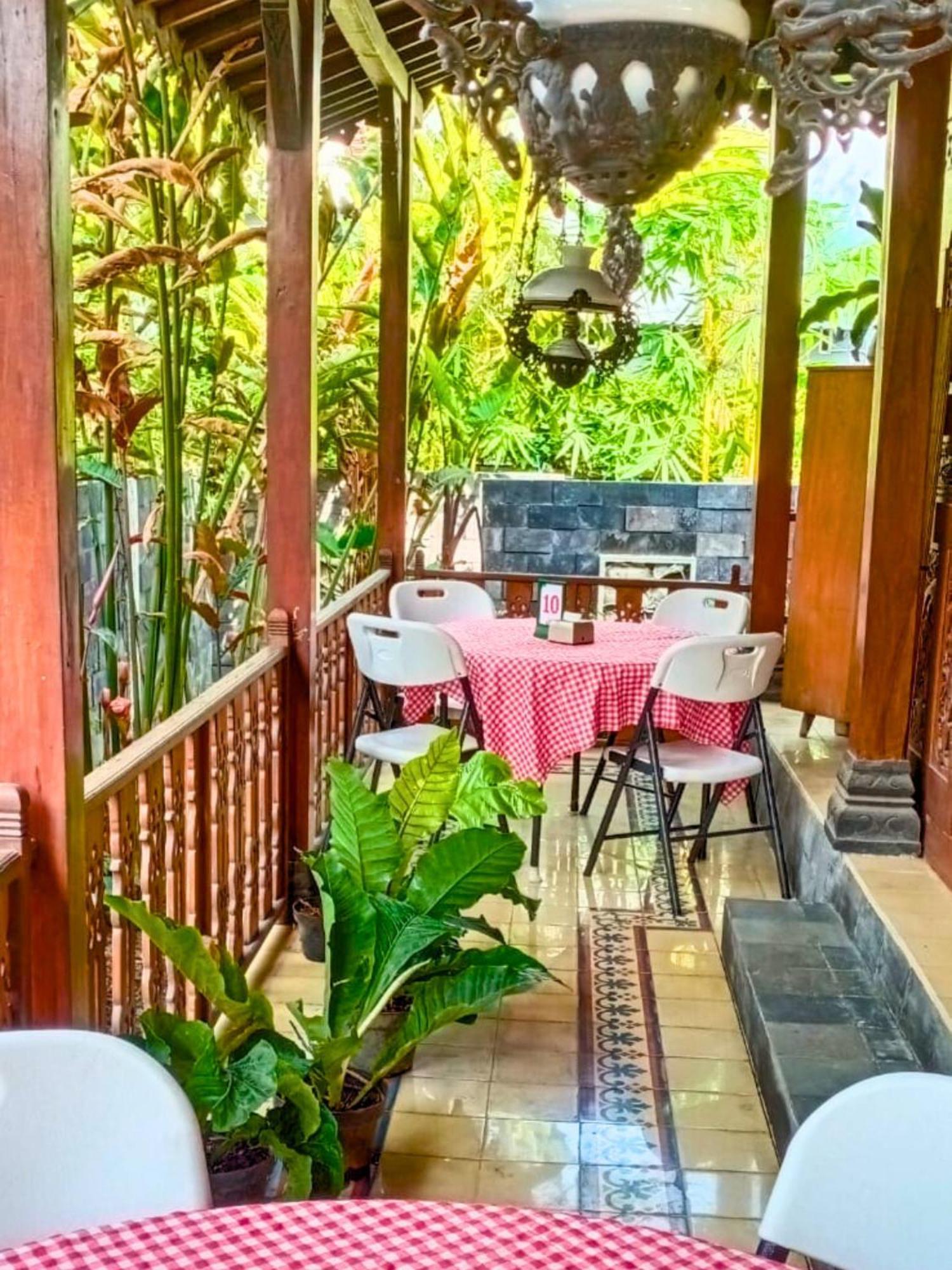Hotel Ndalem Nitihardjan Magelang Esterno foto